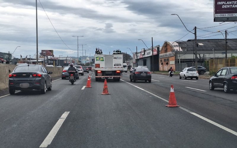 BR-116: Caminhão em pane bloqueia faixa e atrapalha ainda mais travessia do viaduto da João Corrêa