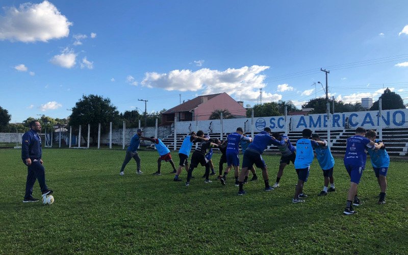 Elenco do Americano se prepara para partida do Gauchão sub-17 | abc+