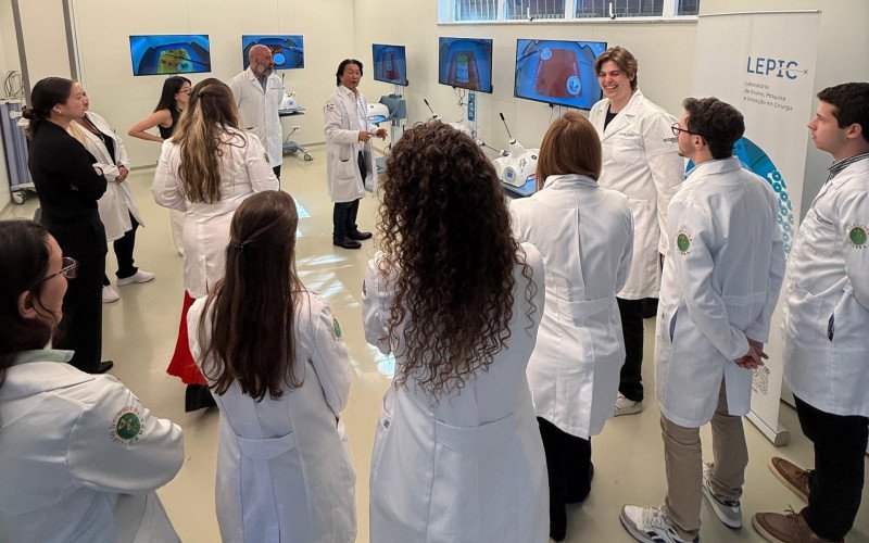 Alunos da Medicina no curso de videolaparoscopia na USP | abc+