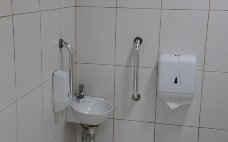 Dos 11 banheiros da escola, quatro já são acessíveis