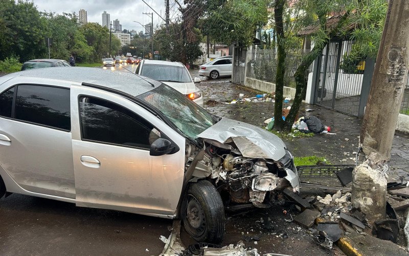 Motorista bate carro contra poste em Novo Hamburgo | abc+