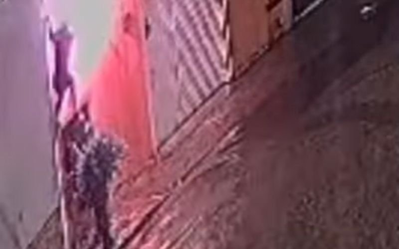 VÍDEO: Homens são flagrados ateando fogo em empresa de componentes para calçados em Novo Hamburgo