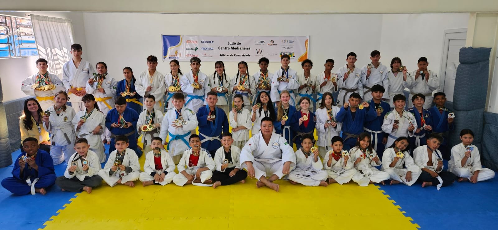 Alunos do judô do Centro Medianeira mostram medalhas já conquistadas 