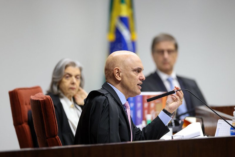 Reunião com embaixadores foi transmitida para propagar desinformação em massa, diz Moraes