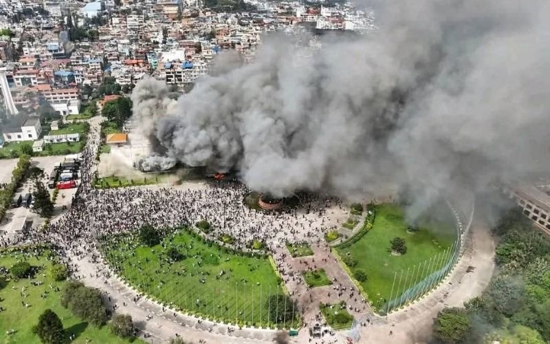 Protesto da geração Z contra bloqueio das redes sociais: Primeiro-ministro do Nepal renuncia após 19 mortos e 400 feridos