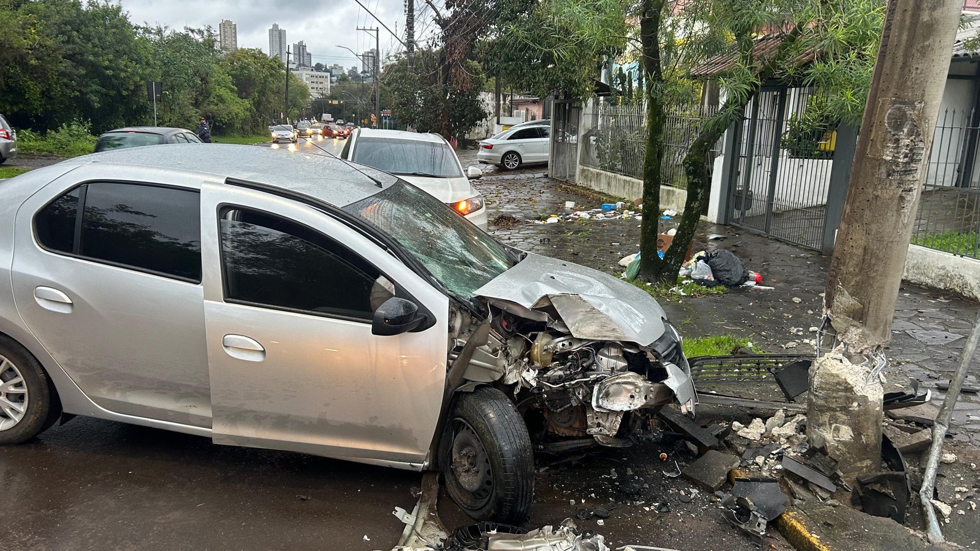 Motorista perde controle de carro e bate contra poste em Novo Hamburgo