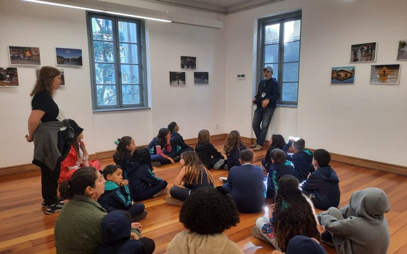O fotógrafo Paulo Pires conversou com os estudantes sobre como foi tirar as fotos da enchente | abc+