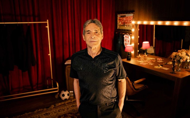 Paulo César Carpegiani, campeão brasileiro de 1975, foi uma das estrelas do ensaio para apresentar a nova camisa | abc+