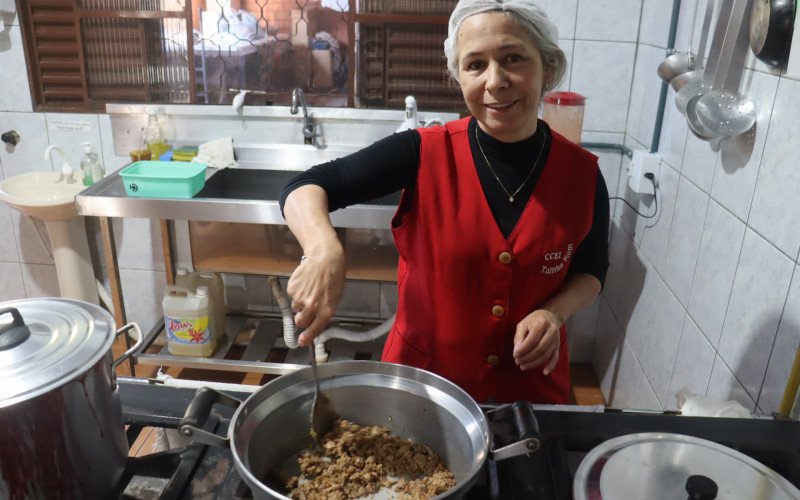 CCEI Talitha Kum é uma das entidades beneficiadas pelo Banco de Alimentos; Teresinha Rosa de Vargas é cozinheira do local