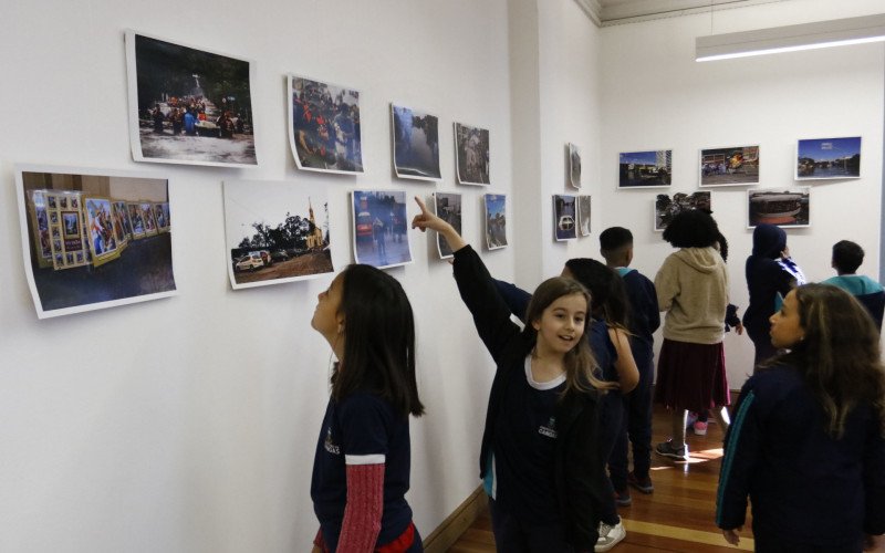 Alunos da Emef Prof Dr. Rui Cirne Lima visitaram a exposição de Paulo Pires na Casa dos Rosa | abc+