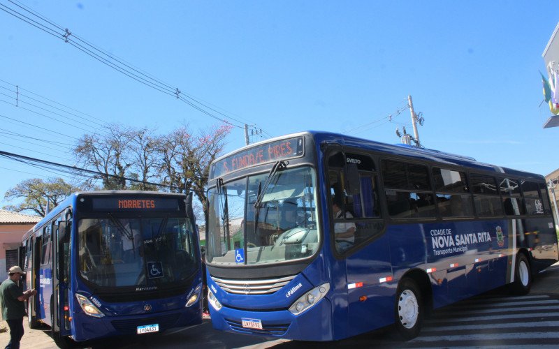 Entrega dos ônibus em Nova Santa Rita ocorreu na manhã desta quarta-feira (10) na Praça da Bíblia | abc+