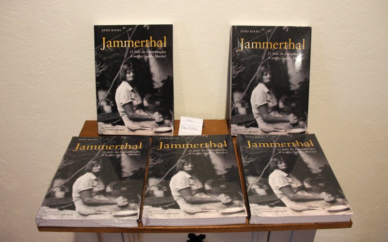 Livro de João Biehl com fotos de Torben Eskerod está disponível para vendo no Museu Mãos Mágicas | abc+