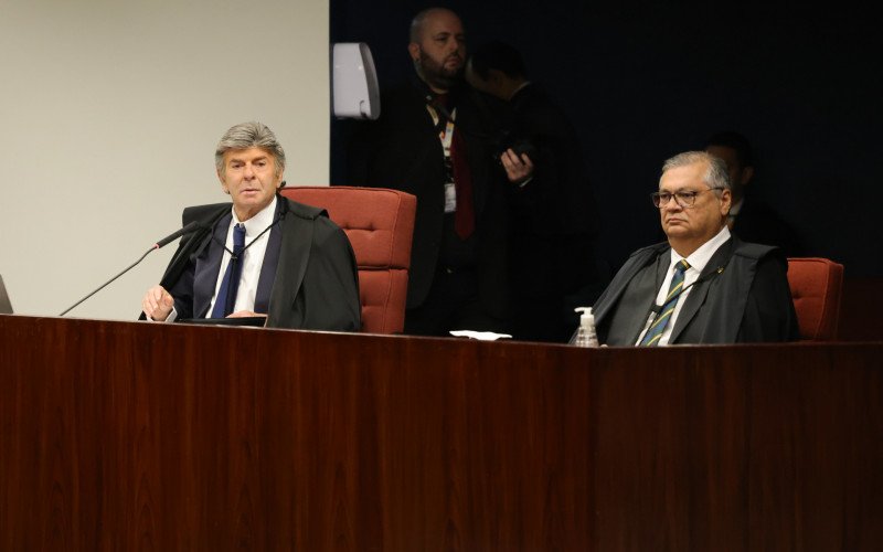 Fux (à esquerda) e Dino já apresentaram os seus votos: um pela absolvição de Bolsonaro e o outro pela condenação | abc+