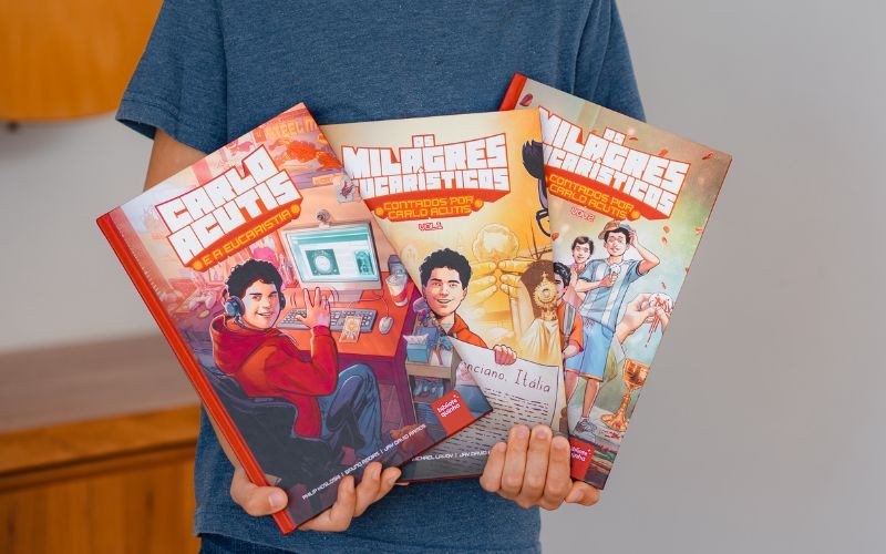 Mãe de Carlo Acutis recebe em mãos livro produzido no Vale do Sinos e que conta a vida do primeiro santo millennial | abc+