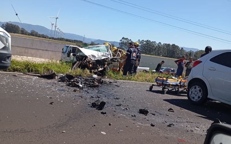 Mulher morre em acidente entre dois veículos na Estrada do Mar