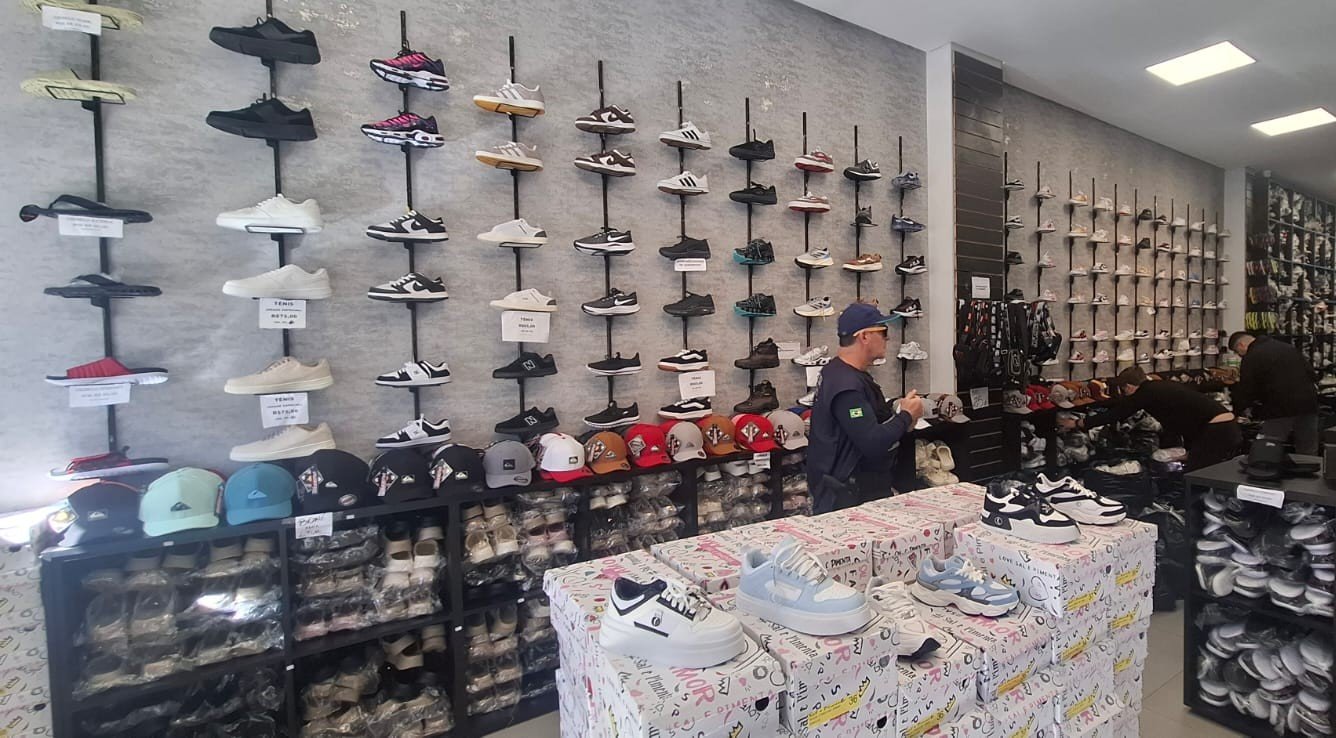 Calçados foram apreendidos em operação nesta quarta-feira na Rua Saldanha da Gama