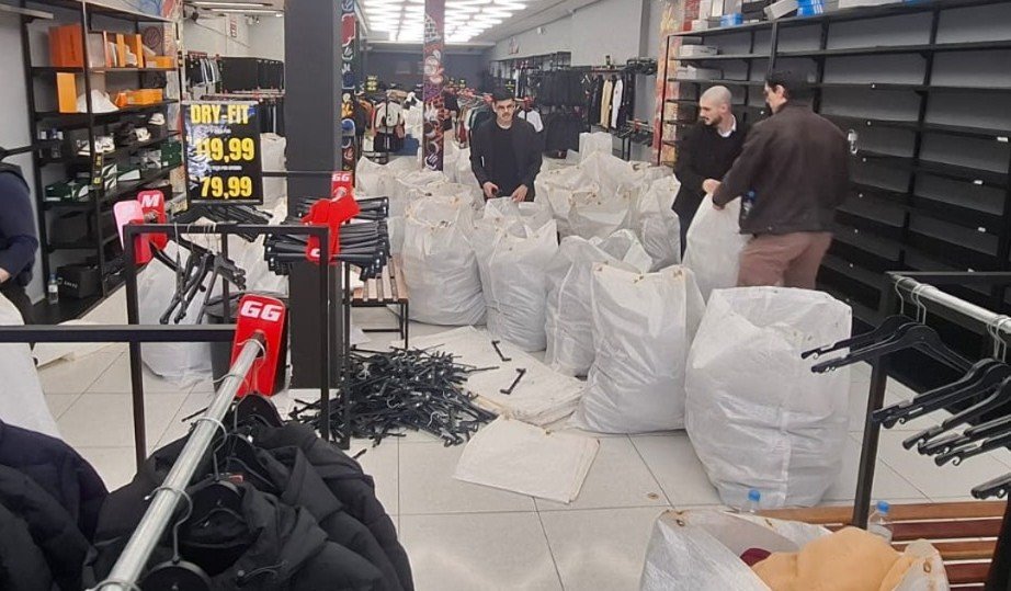 Quase 500 volumes de roupas e calçados são apreendidos em operação no Centro de São Leopoldo