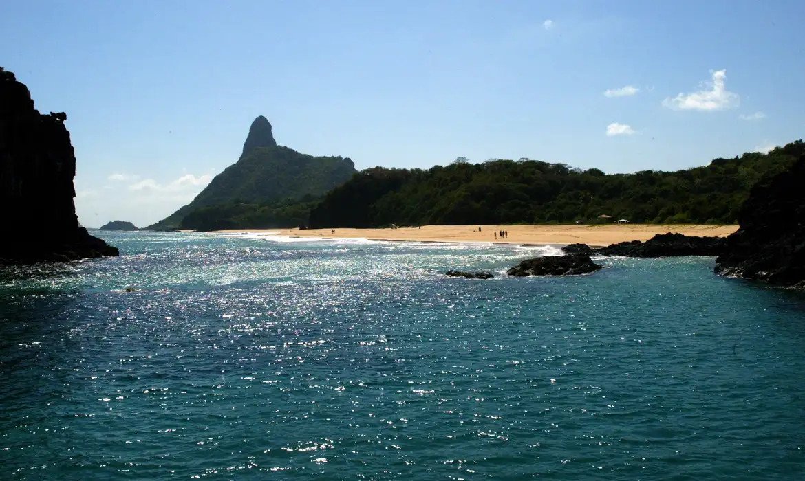 Famoso santuário de espécies únicas como tartarugas-gigantes pode dividir título com ilhas oceânicas brasileiras