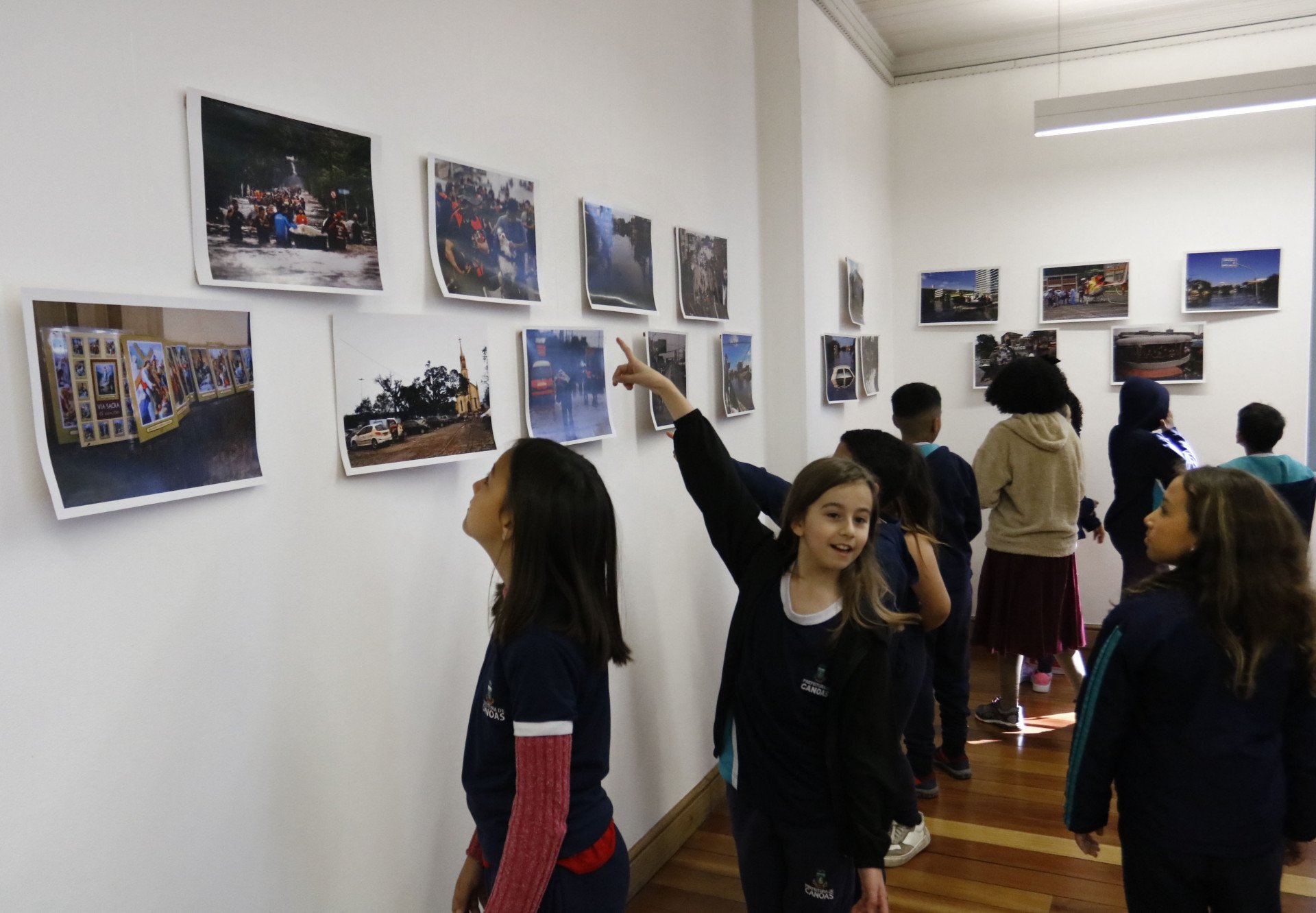 Estudantes visitam exposição sobre a enchente na Casa dos Rosa