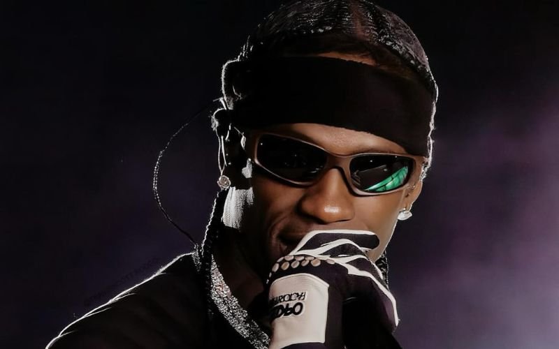 Travis Scott é acusado de estrelismo no backstage do The Town: "Até o filho de Luciano Huck"