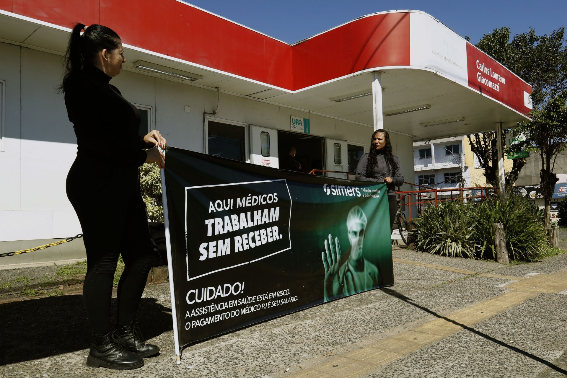 "Fomos mandados embora porque não tem médico": Pacientes relatam dificuldades nas UPAs de Canoas