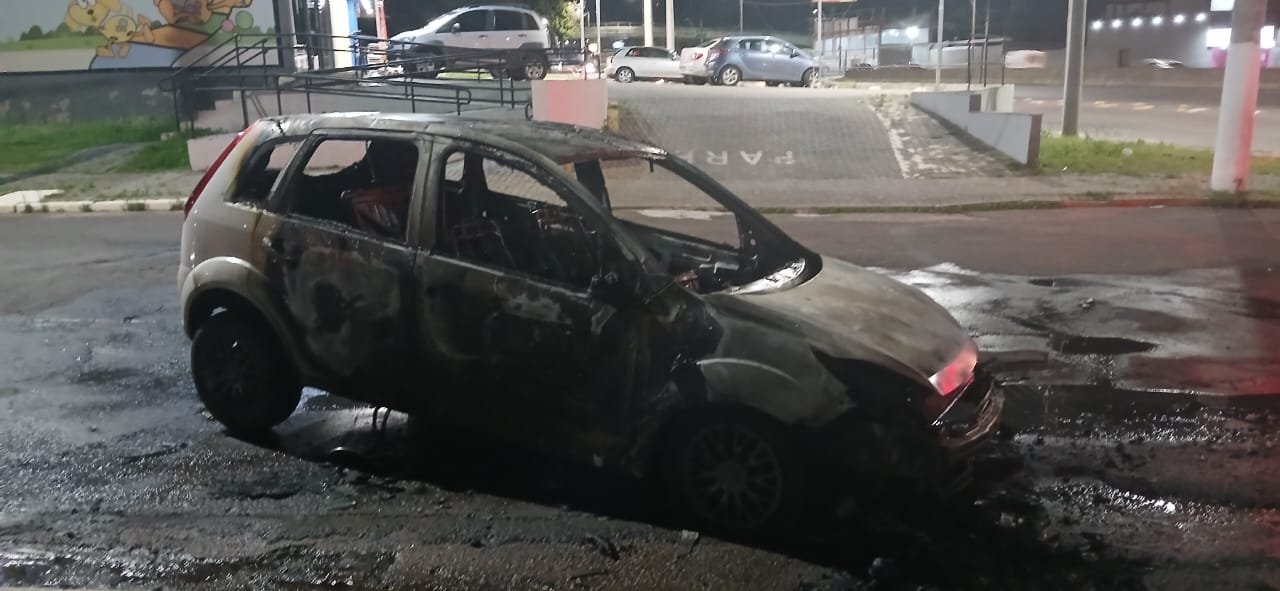 Um veiculo Ford Fiesta pegou fogo na Avenida João Alberto, próximo à pista lateral da BR-116 (Avenida Getúlio Vargas), em São Leopoldo, por volta das 19 horas, desta terça-feira (10).