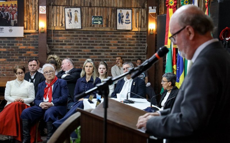 Em 2024, o galpão do Departamento de Tradições Gaúchas (DTG) Camboatá, no Grêmio Atiradores do bairro Rondônia, recebeu a sessão especial que marcou a entrega do Prêmio Mérito Farroupilha ao DTG anfitrião e ao tradicionalista Benoni Jesus dos Santos. | abc+