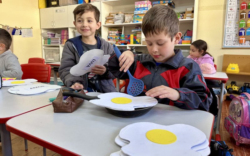 Alunos da escola Henrique Bertoluci realizam atividades lúdicas de alfabetização