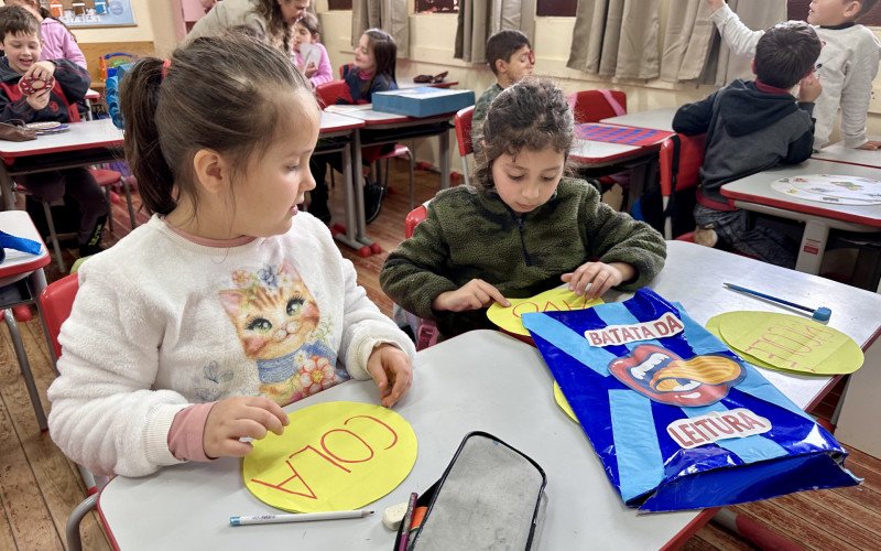 Alunos da escola Henrique Bertoluci realizam atividades lúdicas de alfabetização