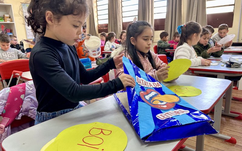Alunos da escola Henrique Bertoluci realizam atividades lúdicas de alfabetização