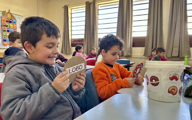 Alunos da escola Henrique Bertoluci realizam atividades lúdicas de alfabetização