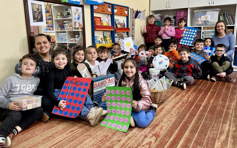 Alunos da escola Henrique Bertoluci realizam brincadeiras lúdicas de alfabetização