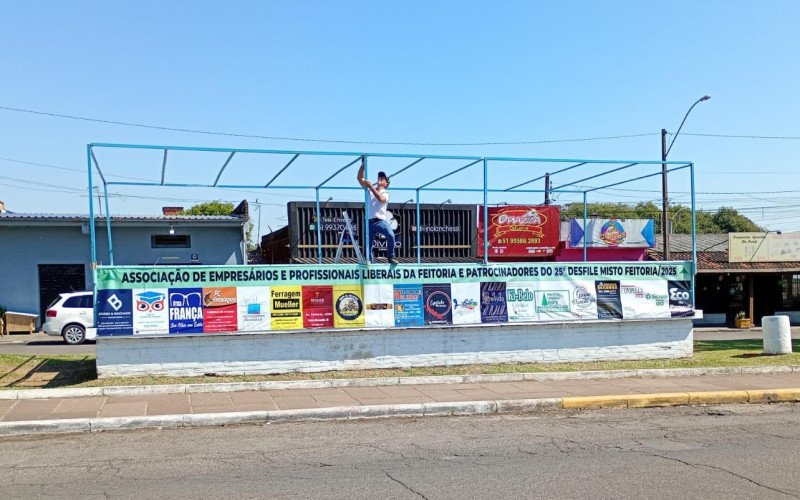 Palquinho na Avenida Integração está sendo montado para o 25º Desfile Misto da Feitoria 