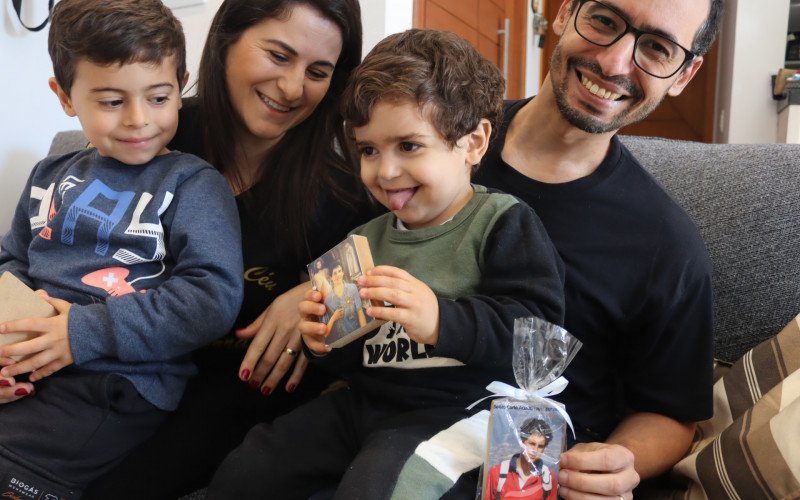 Carlo com o ícone de Carlo Acutis e a lembrança do aniversário de um ano | abc+