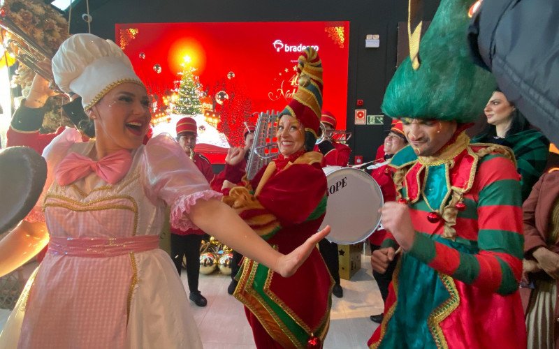 Elenco do Grande Desfile no lançamento do 40º Natal Luz de Gramado