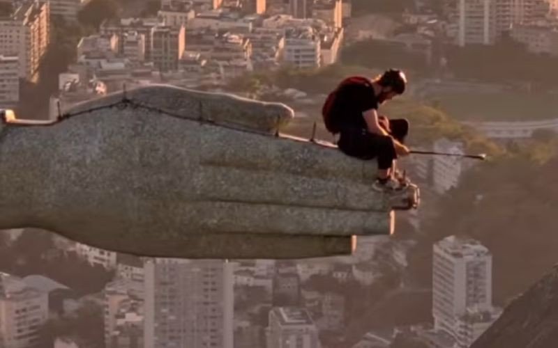 Um homem foi flagrado saltando de paraquedas do braço direito do Cristo Redentor, no Rio de Janeiro, na manhã desta quarta-feira | abc+