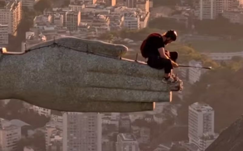 VÍDEO: Homem invade Cristo Redentor e salta de paraquedas