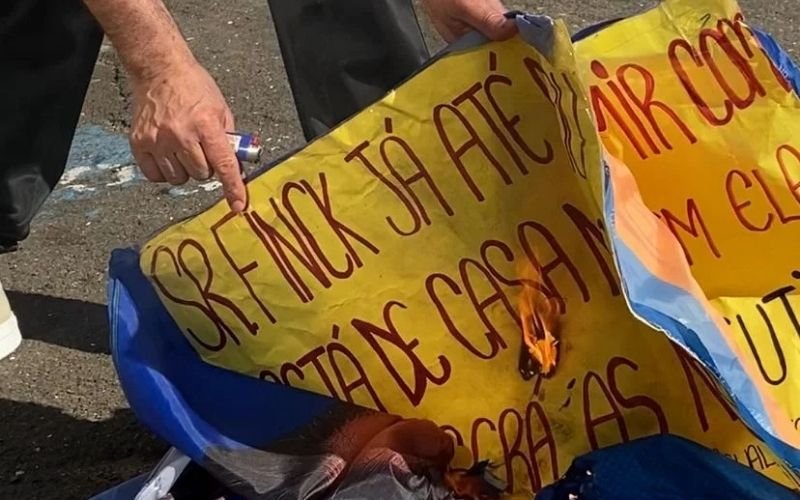 VÍDEO: Morador descobre erro da prefeitura em cadastro habitacional e faz protesto em frente à Câmara de Novo Hamburgo; entenda