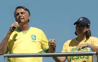 Michelle: Bolsonaro já começa a mexer dedos das mãos e passa bem após cirurgia