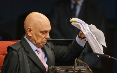 Moraes diz que vigília pretendia reviver acampamentos do 8 de janeiro e enquadra Flávio e Eduardo Bolsonaro