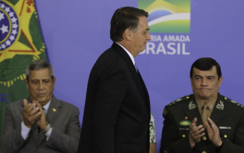 Ex-presidente Jair Bolsonaro com Braga Neto e Paulo Sérgio Nogueira ao fundo | abc+