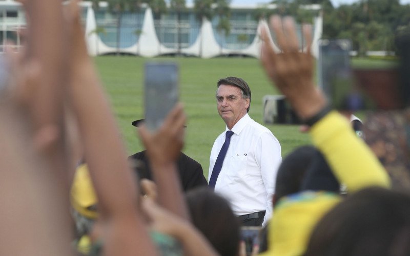 O presidente da República, Jair Messias Bolsonaro, participa da arriação solene da Bandeira Nacional com apoiadores, no Palácio da Alvorada | abc+