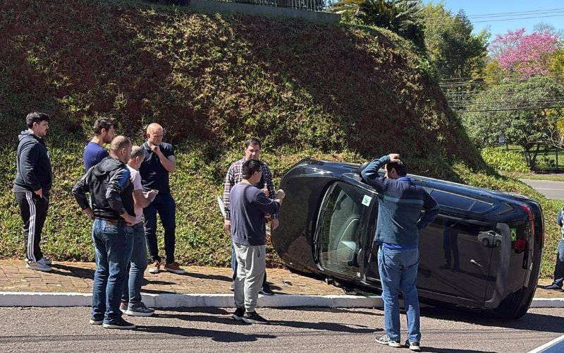 Motorista se perde e capota no bairro Ideal, em Novo Hamburgo | abc+