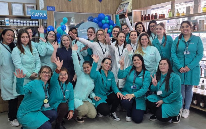 Equipe da Matriz Farmácia de Manipulação de São Leopoldo comemora ampliações de serviços com o lançamento da linha Matriz Vet