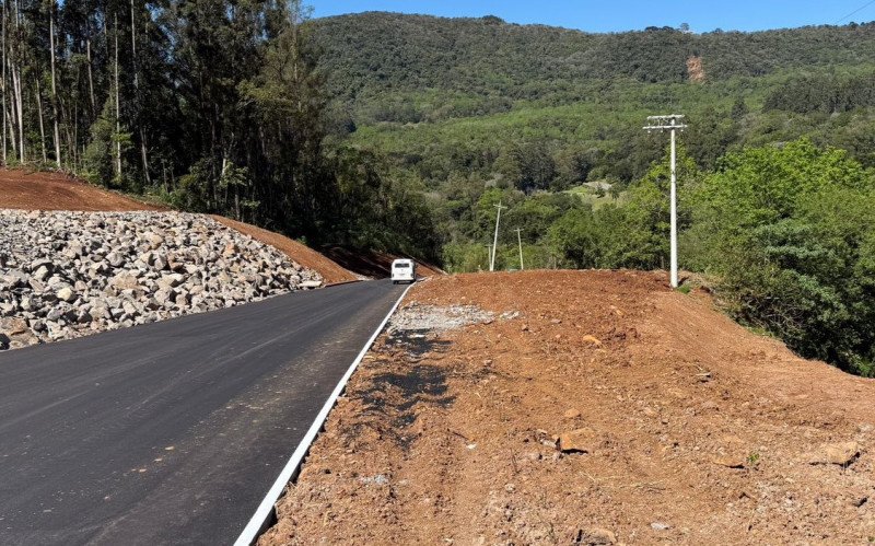 Restauração da pavimentação na Estrada da Linha 28