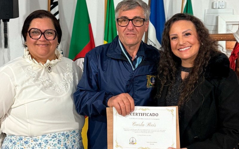 Carla Reis assume novamente cadeira na Câmara de Vereadores e é homenageada