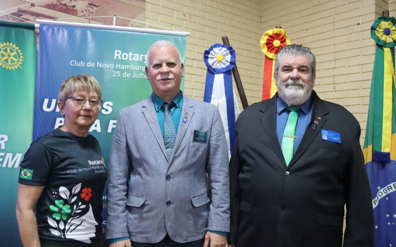 Governador do Distrito 4670, Sílvio Ourique, entre os presidentes dos clubes do Rotary Acontece e 25 de Julho, Eloni Baptista e Afonso José Nunes Jr, respectivamente | abc+