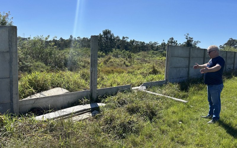 Vândalos derrubaram cerca de 15 metros do muro que protege o entorno do Aeroporto Regional Pedro Adams Neto, antigo Aeroclube de Novo Hamburgo, no bairro Canudos