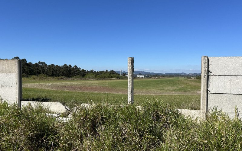 Vândalos derrubaram cerca de 15 metros do muro que protege o entorno do Aeroporto Regional Pedro Adams Neto, antigo Aeroclube de Novo Hamburgo, no bairro Canudos | abc+