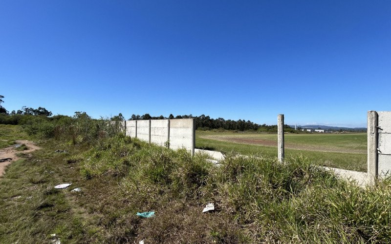 Vândalos derrubaram cerca de 15 metros do muro que protege o entorno do Aeroporto Regional Pedro Adams Neto, antigo Aeroclube de Novo Hamburgo, no bairro Canudos